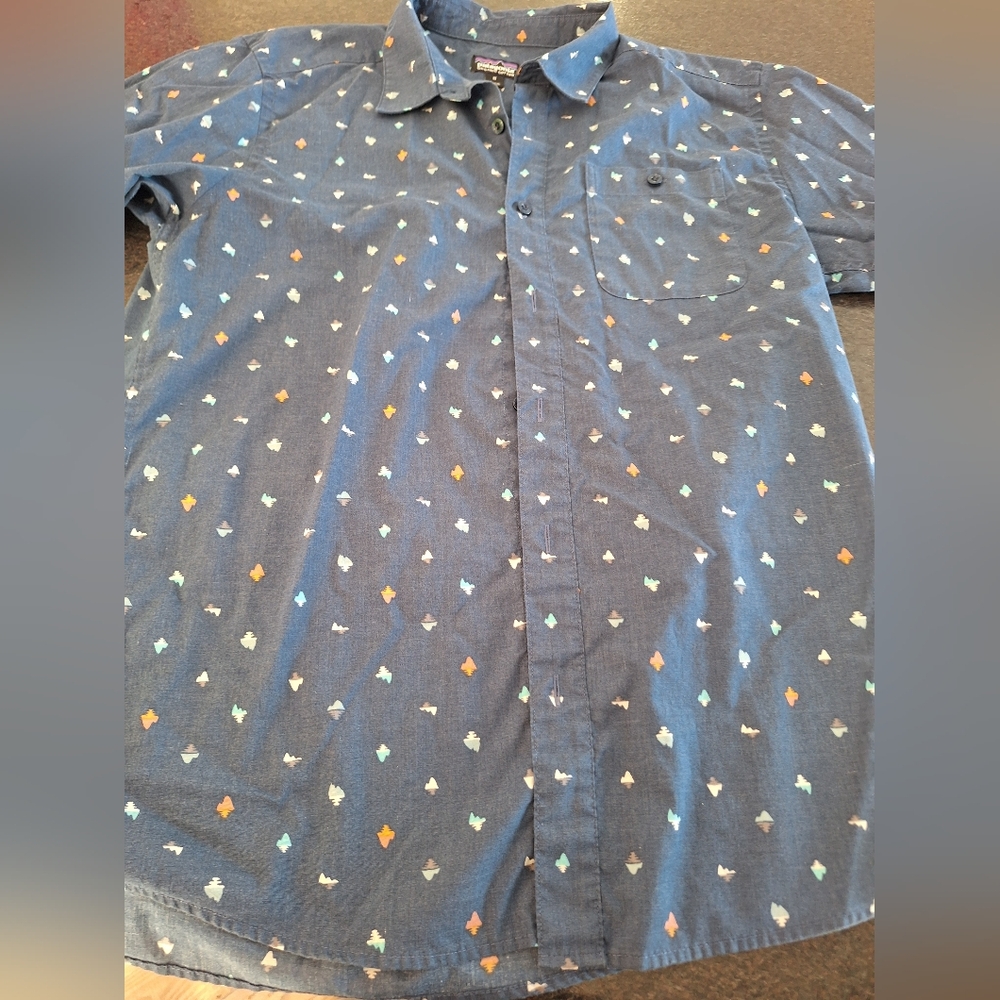 Men's Blue Patterned Patagonia Button Up Shirt, Size Medium